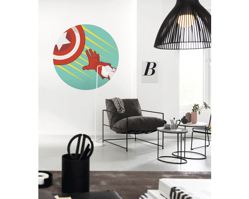 Salon lumineux avec fauteuil, tables d''appoint, lampadaire et peinture murale