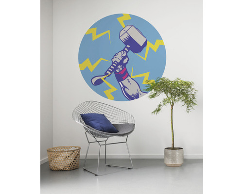 Peinture murale décorative avec un motif de marteau dans une pièce avec une chaise et une plante.