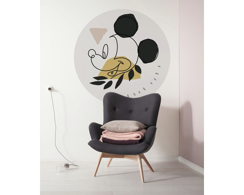 Intérieur avec fauteuil et décoration murale abstraite Mickey Mouse.