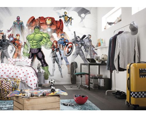 Une chambre d''enfant avec un papier peint photo avec des motifs Marvel Avengers.