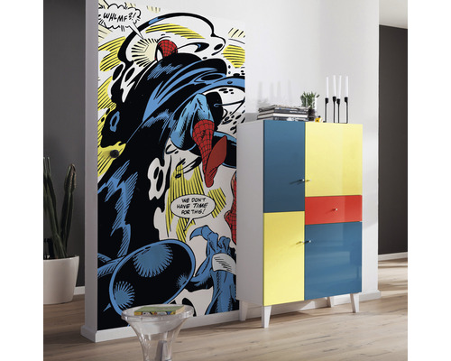 Pièce avec poster de porte Spiderman et armoire colorée