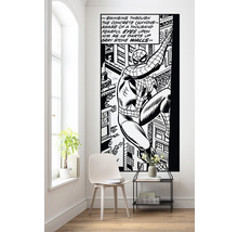Décoration murale avec motif de bande dessinée Spider-Man dans une pièce lumineuse.
