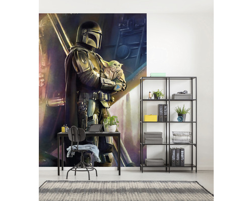Salon décoratif avec une fresque murale Star Wars Mandalorian, un bureau, une chaise et une étagère