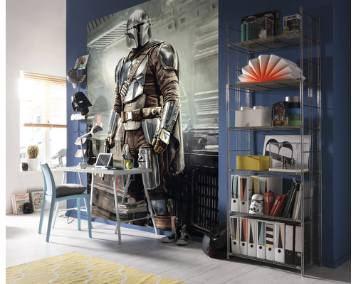 Un bureau avec un bureau, une étagère et une peinture murale de The Mandalorian.