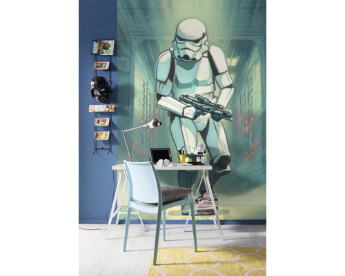 Chambre de jeunes avec fresque murale Star Wars, bureau et chaise bleue