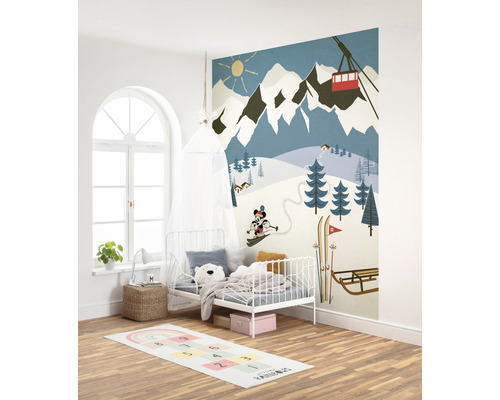 Kinderzimmer mit Wandbild einer verschneiten Berglandschaft, Bett, Teppich und Dekoration