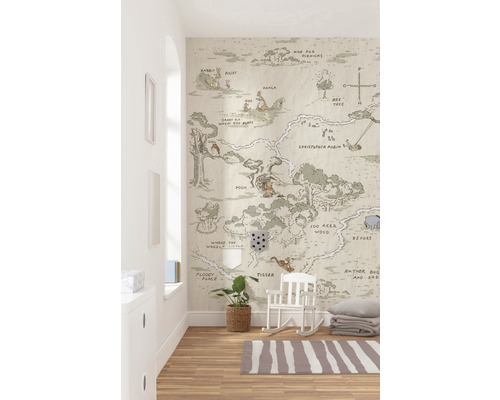 Kinderzimmer mit Winnie Puuh Karte als Wandtapete, Holzfussboden und weissem Schaukelstuhl.