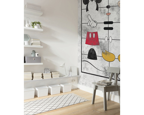 Helles Kinderzimmer mit Wandtapete, Regalen, Teppich und Stuhl