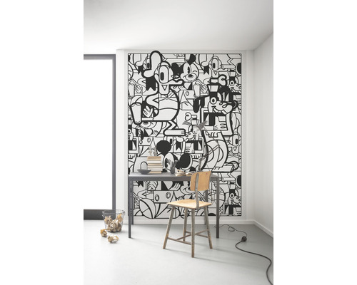 Arbeitszimmer mit Schreibtisch, Stuhl und Tapete mit Comicfiguren