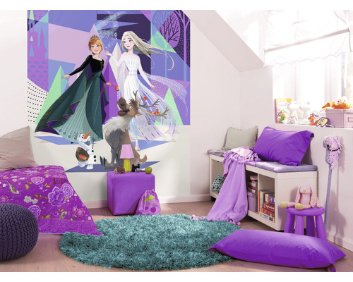 Kinderzimmer mit Wandbild von Anna und Elsa aus dem Film Die Eiskönigin, Bett, Teppich und Möbeln
