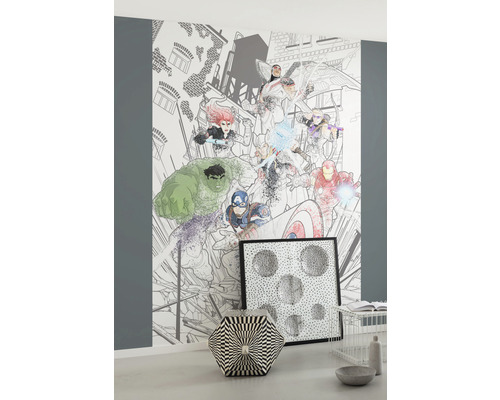 Pièce avec papier peint Marvel Avengers, tabouret hexagonal et tableau encadré