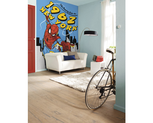 Espace de vie avec papier peint photo Spiderman, canapé, tapis et vélo