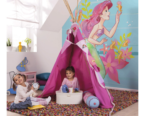 Chambre d''enfant avec tipi rose, décoration et fresque murale