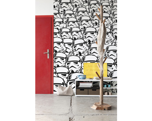 Couloir avec papier peint Star Wars, portemanteau et étagère à chaussures