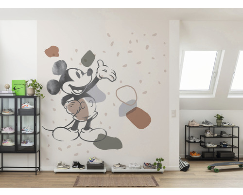 Wohnraum mit Schuhregalen, Vitrine und Wandtattoo