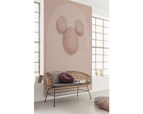 Pièce avec papier peint à motifs géométriques et banc en rotin