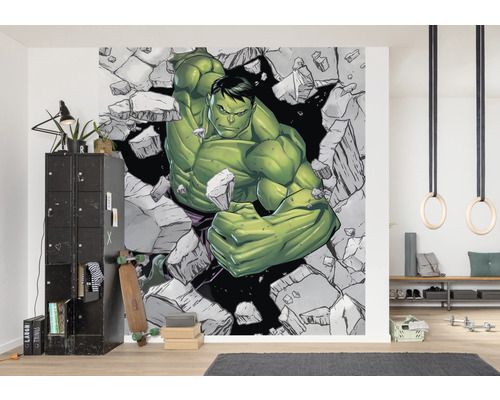 Zimmer mit Hulk-Fototapete, Metallschrank und Sportgeräten