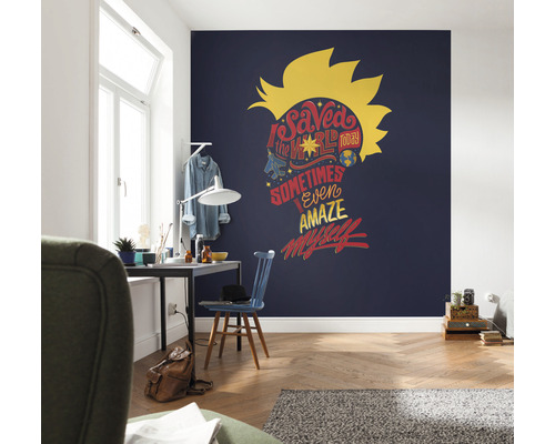 Salon avec sticker mural style BD représentant une figure stylisée et le texte J''ai sauvé le monde