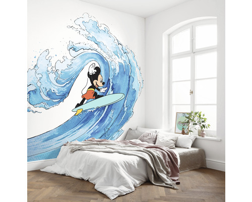 Chambre avec fresque murale de Mickey Mouse faisant du surf sur une vague