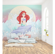 Zimmer mit Fototapete, die Arielle, die Meerjungfrau darstellt, über einem Bett.