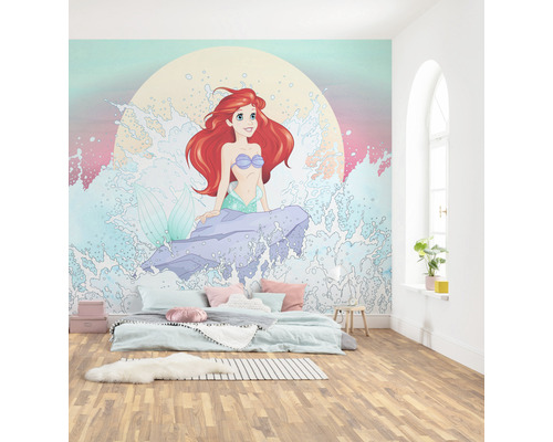 Chambre avec papier peint photo représentant Ariel la petite sirène au-dessus d''un lit.