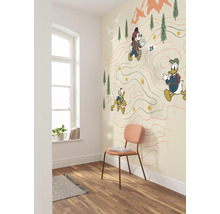 Pièce avec fenêtre, chaise et papier peint avec des personnages de dessins animés