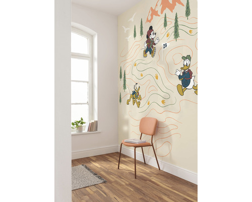 Pièce avec fenêtre, chaise et papier peint avec des personnages de dessins animés