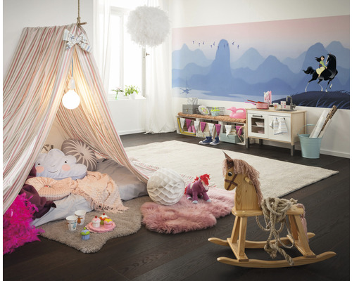 Chambre d''enfant lumineuse avec tente de jeu, cuisine de jeu et cheval à bascule