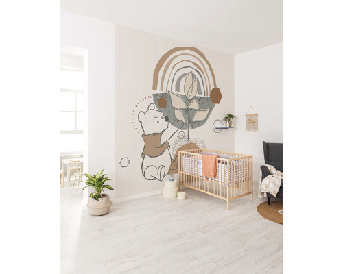 Chambre d''enfant lumineuse avec sticker mural, lit à barreaux et fauteuil