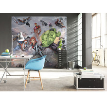 Une pièce avec un papier peint photo avec des personnages de bande dessinée, un bureau, une chaise et un conteneur à roulettes.