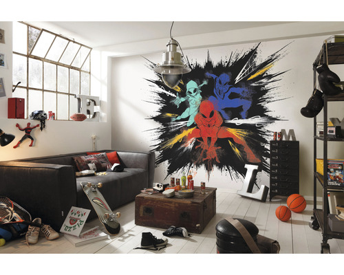 Chambre de jeunes moderne avec une décoration murale à motif de super-héros, un canapé gris et divers éléments décoratifs tels qu''un skateboard et des gants de boxe.