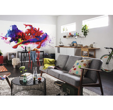 Wohnzimmer mit Spiderman Wandbild, Sofa, Tisch und Stühlen