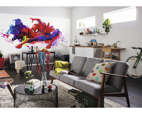 Salon avec fresque murale Spiderman, canapé, table et chaises