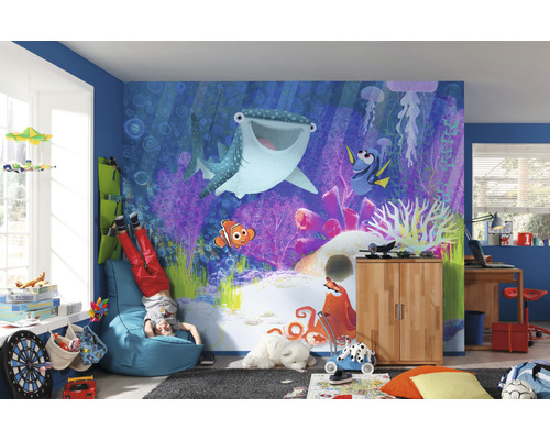 Chambre d''enfant avec papier peint photo Le Monde de Nemo, pouf et enfant