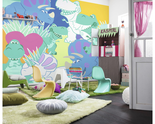 Kinderzimmer mit Dinosaurier-Wandbild, Stühlen, Kissen und Kasperletheater