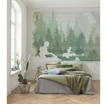 Schlafzimmer mit Doppelbett, Bettwäsche und Wandbild mit Waldmotiv