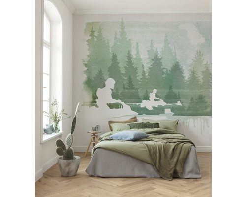 Chambre avec lit double, linge de lit et fresque murale avec motif de forêt
