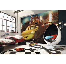 Chambre à thème avec papier peint à motifs de dessins animés, lit sur pneus, circuit de course et fauteuil œuf