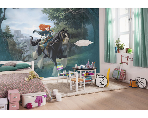 Chambre d''enfant avec peinture murale, lit, table et chaises