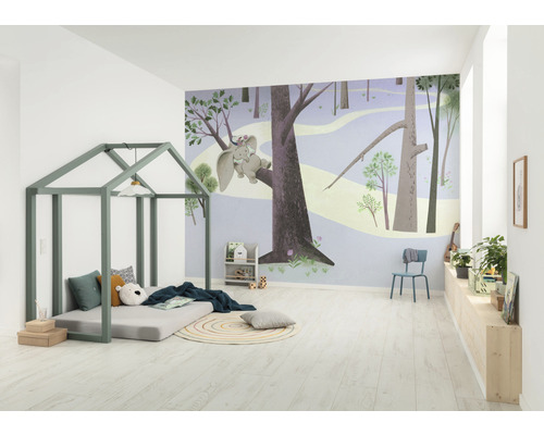 Chambre d''enfant avec papier peint forêt, lit cabane et plancher en bois