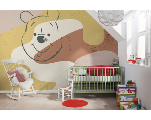 Chambre d''enfant avec fresque murale de Winnie l''ourson, berceau et fauteuil à bascule