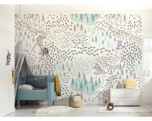 Chambre d''enfant avec papier peint forêt, lit de bébé et commode