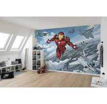 Heller Raum mit einer Fototapete mit Iron Man und Kampfflugzeugen an der Wand.