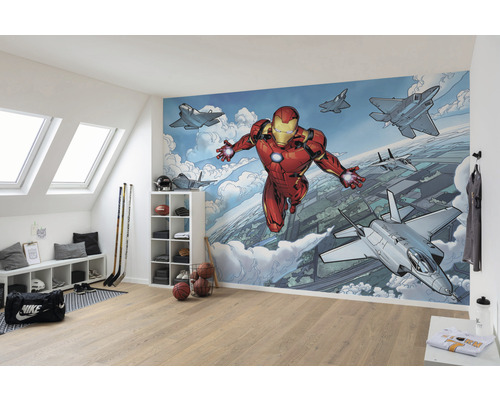 Pièce lumineuse avec un papier peint photo représentant Iron Man et des avions de combat sur le mur.