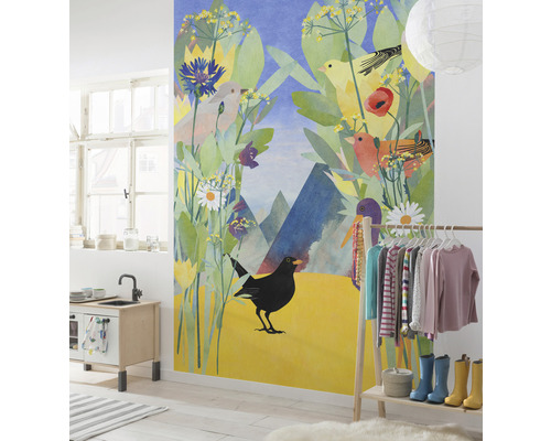 Chambre d''enfant avec une peinture murale représentant des oiseaux et des plantes