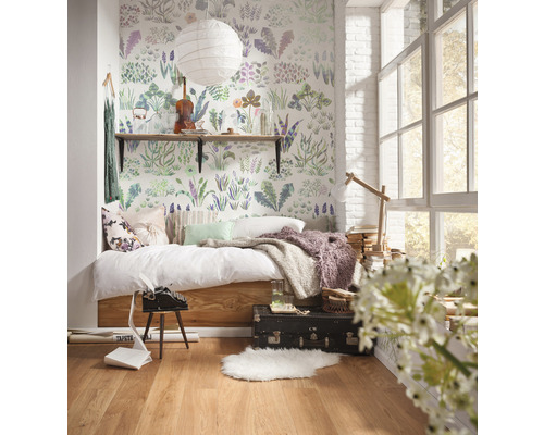 Pièce lumineuse avec alcôve, papier peint à motifs, étagère et décorations