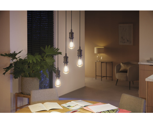 Salle à manger avec table et suspension avec ampoule