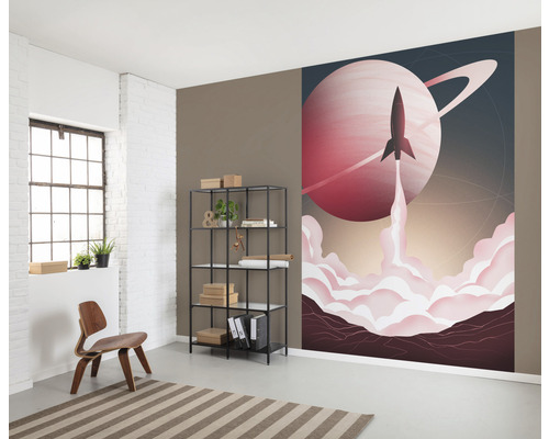 Vue d''une pièce avec papier peint photo de fusée, étagère et chaise