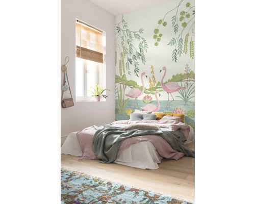 Chambre avec un papier peint photo avec des flamants roses, un lit et une fenêtre