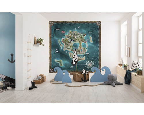 Chambre d''enfant avec une peinture murale d''île de pirate, des éléments en bois et des jouets de style nautique.